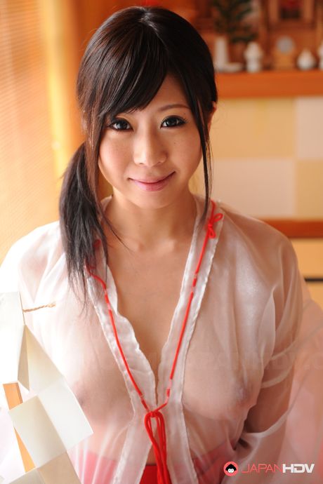 アジア人ママの空野ゆめが巨乳を強調しクリトリスをこすります