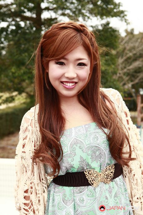 ゴージャスな日本の十代の女の子たちが交代でストリップして屋外でオナニーする