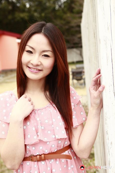 ゴージャスな日本のキュートなアンバーは服を脱いで、彼女の自然なおっぱいとオマンコを屋外で強調します