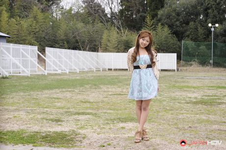 華麗的日本美女 Amber 在戶外脫衣並展示她的天然乳房和陰部