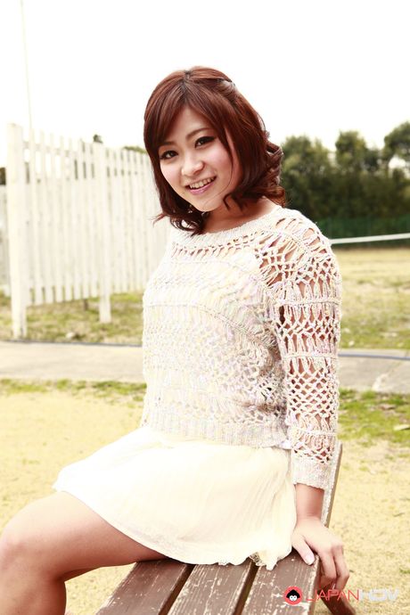 一流のアジア人美女アンバー・リーが服を脱ぎ、セクシーなお尻を屋外で披露