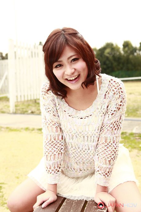 一流のアジア人美女アンバー・リーが服を脱ぎ、セクシーなお尻を屋外で披露