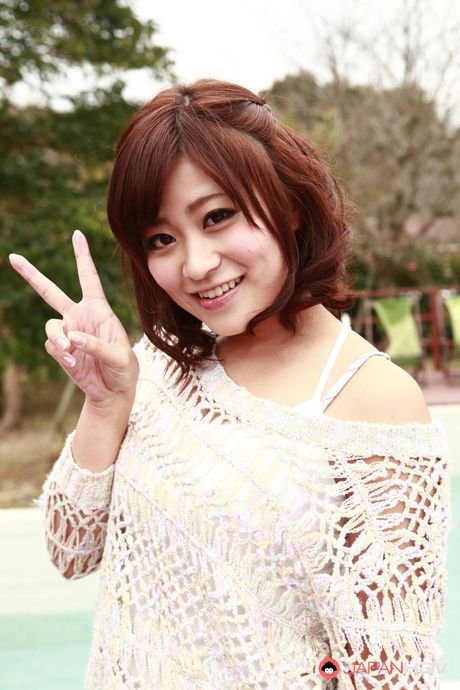 一流のアジア人美女アンバー・リーが服を脱ぎ、セクシーなお尻を屋外で披露