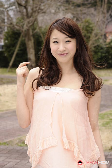 一流のアジア人美女アンバー・リーが服を脱ぎ、セクシーなお尻を屋外で披露