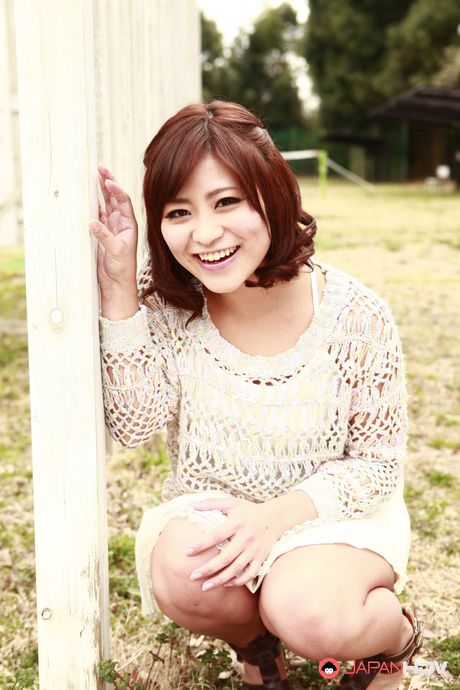 一流のアジア人美女アンバー・リーが服を脱ぎ、セクシーなお尻を屋外で披露