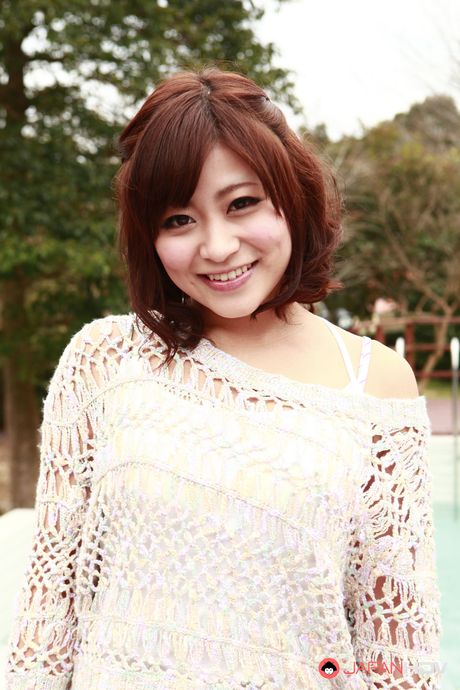 一流のアジア人美女アンバー・リーが服を脱ぎ、セクシーなお尻を屋外で披露