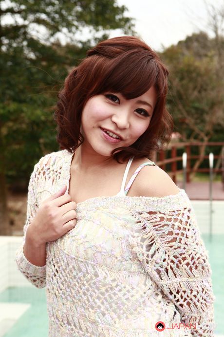 一流のアジア人美女アンバー・リーが服を脱ぎ、セクシーなお尻を屋外で披露