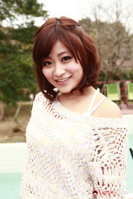 一流のアジア人美女アンバー・リーが服を脱ぎ、セクシーなお尻を屋外で披露