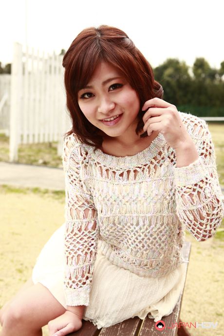 一流のアジア人美女アンバー・リーが服を脱ぎ、セクシーなお尻を屋外で披露