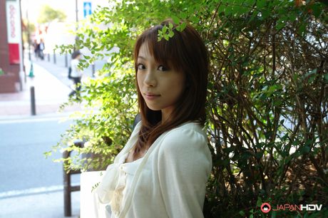 Asiatisk sød Yuri Rie får sin fisse slikket af tre fyre i en bil