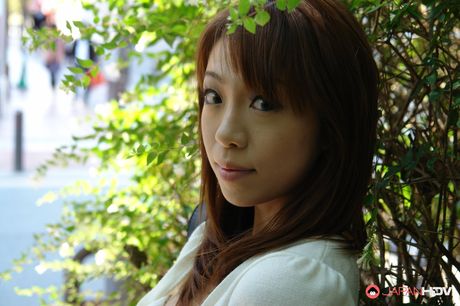 Asiatisk sød Yuri Rie får sin fisse slikket af tre fyre i en bil