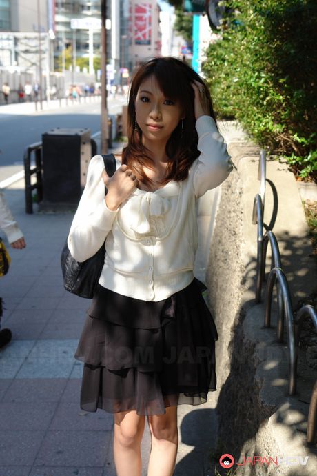 Asiatisk sød Yuri Rie får sin fisse slikket af tre fyre i en bil