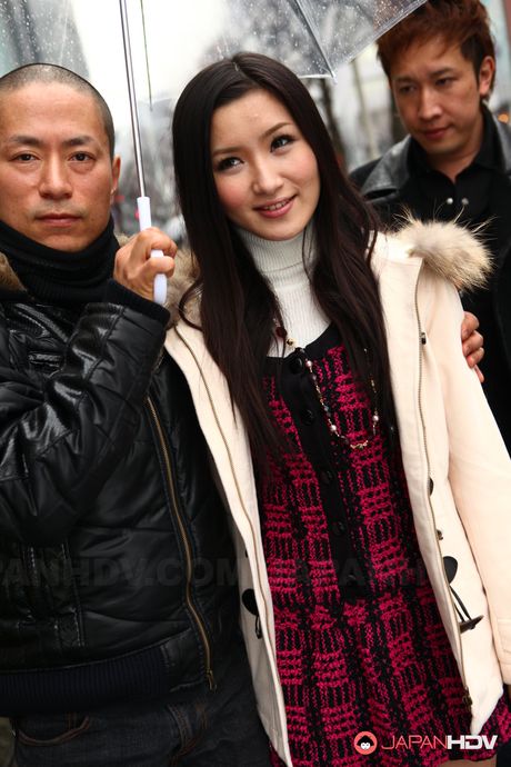 アジアンママの内藤彩菜が大きな胸を披露し、ソロでポーズをとる