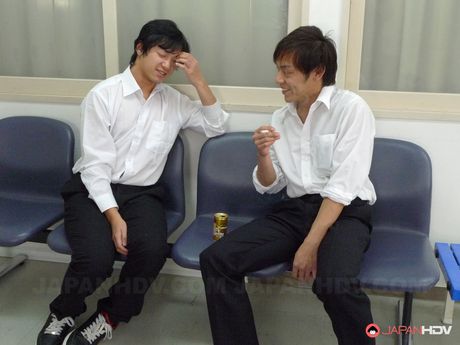 亞洲教師 Riko Tanaka 被她的學生操嘴和陰部