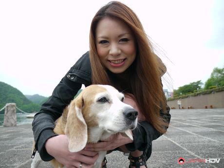 Asiatisk sød Kai Miharu bliver nøgen, før hun sutter en pik i en bil