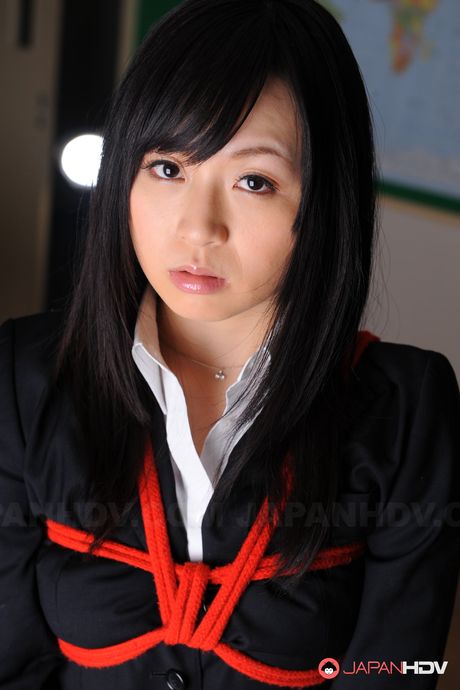 アジア人教師の羽月希が大きなおっぱいとオマンコをソロで犯される