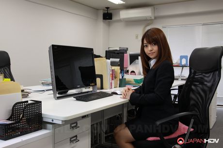 亞洲助理 Kimoko Tsuji 凸顯她完美的臀部並玩弄她毛茸茸的陰部