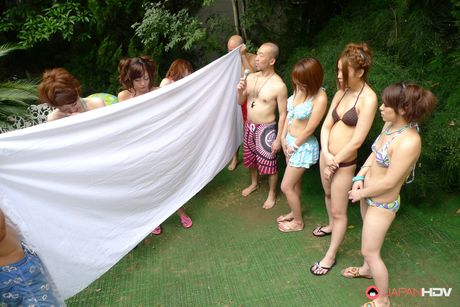 身穿比基尼的女孩在做愛前與男友玩遊戲