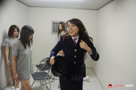 魅力的なアジアの女の子が警察官にハードコアなオマンコを叩かれる