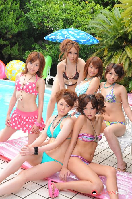 完美辣妹業餘和託法娜在陰道前在游泳池裡裸體