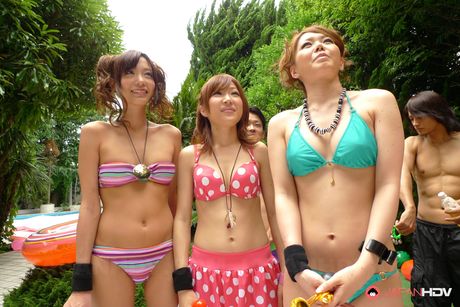 擁有大胸部的性感美女在泳池邊被手指插入毛茸茸的陰部