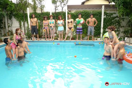 擁有大胸部的性感美女在泳池邊被手指插入毛茸茸的陰部