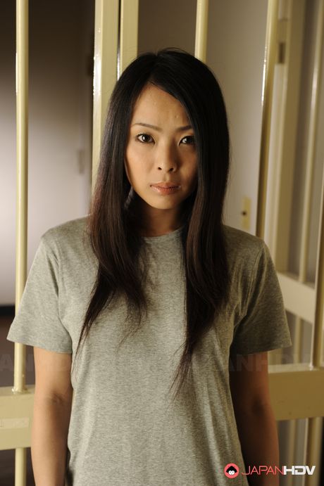 Asiatisk dukke amatør demonstrerer sine små bryster og demonstrerer sin blotlagte krop i en solo