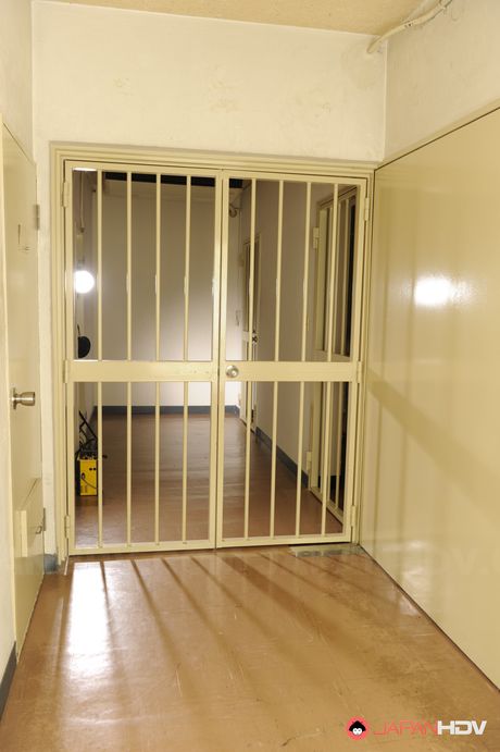 業餘女同性戀者在牢房裡互相親吻和指交