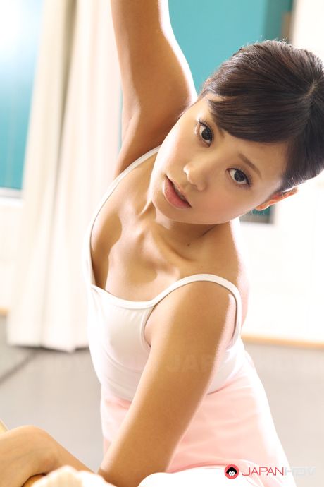 Sød japansk babe Ruri Kinoshita bliver nøgen, før hun onanerer på en yogamåtte