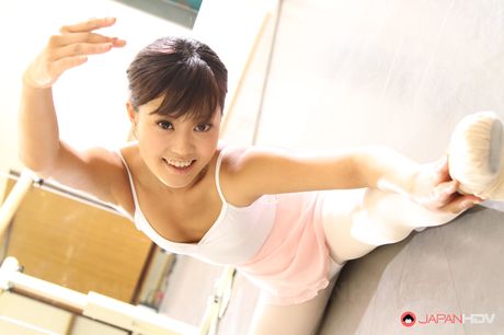 Sød japansk babe Ruri Kinoshita bliver nøgen, før hun onanerer på en yogamåtte