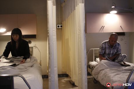 亞洲封面女郎業餘愛好者被一個淫蕩的醫生挑逗和操弄她的陰部