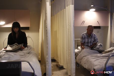 亞洲封面女郎業餘愛好者被一個淫蕩的醫生挑逗和操弄她的陰部