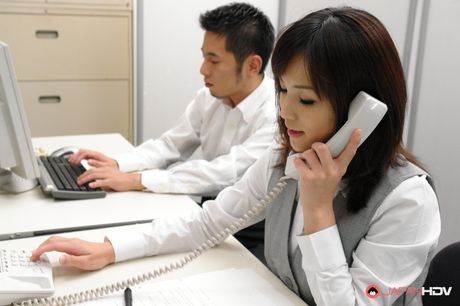 アジア人OLの鈴木ありさが職場でオマンコを犯される