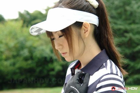 亞洲女孩月野美智留擊出一記高爾夫球後，嘴裡充滿了精液