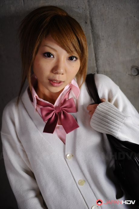 棕色眼睛的日本寶貝 Rui Hazuki 是肛門玩具的忠實粉絲