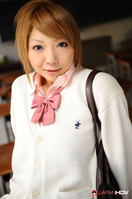 棕色眼睛的日本寶貝 Rui Hazuki 是肛門玩具的忠實粉絲