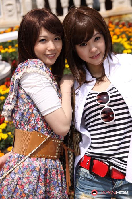 亞洲美女 Rimu Endo 和 Ueno Misaki 在戶外脫光衣服