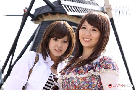 亞洲美女 Rimu Endo 和 Ueno Misaki 在戶外脫光衣服