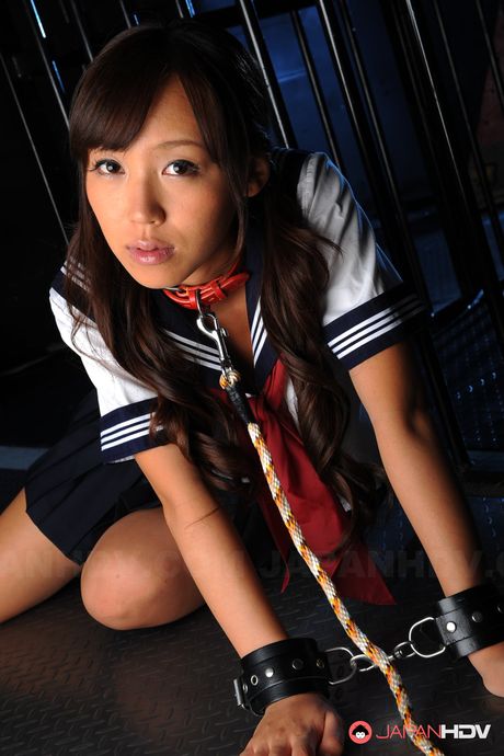 Asiatisk skolepige Nagisa sutter en dildo, mens hun bliver fastholdt