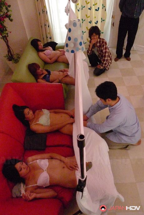 茶色の目の可愛い素人が大きなチンポを口に詰め込まれる