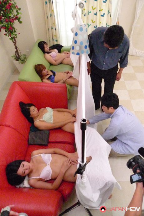 茶色の目の可愛い素人が大きなチンポを口に詰め込まれる