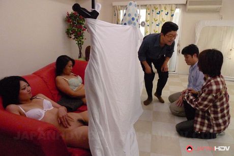 茶色の目の可愛い素人が大きなチンポを口に詰め込まれる