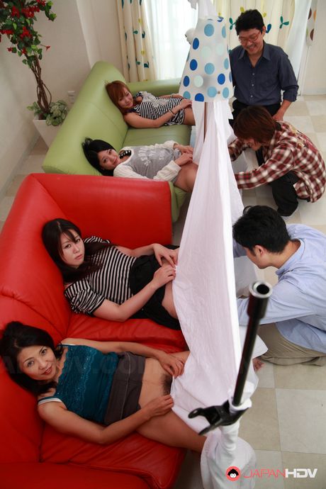 亞洲青少年業餘自拍照展示她嬌小的乳房和毛茸茸的陰部