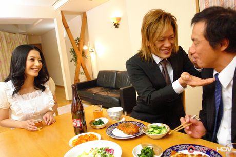 亞洲熟女 Kana Aizawa 在激烈的性愛後獲得雙重滲透