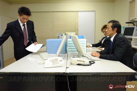 亞洲熟女 Kana Aizawa 在激烈的性愛後獲得雙重滲透