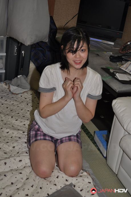 Asiatisk babe Rika Shibuki får dobbelt penetration på en sofa