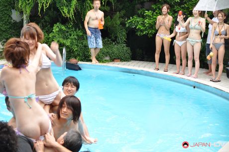 完美的亞洲女孩在泳池邊的狂歡中被手指插入並性交