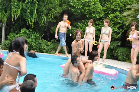 完璧なアジアの女の子たちがプールサイドの乱交パーティーでマンコを弄られ犯される