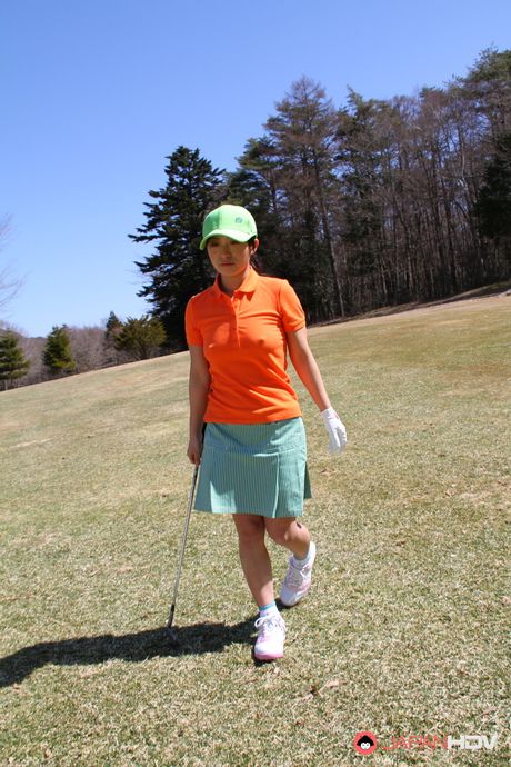 Sporty japansk babe Nana Kunimi får sin fisse leget udendørs