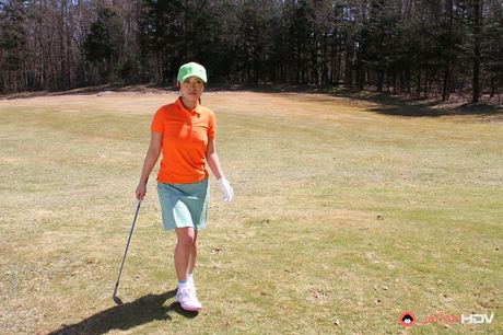 Sporty japansk babe Nana Kunimi får sin fisse leget udendørs